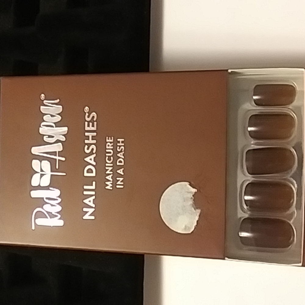 Red aspen nail dashes